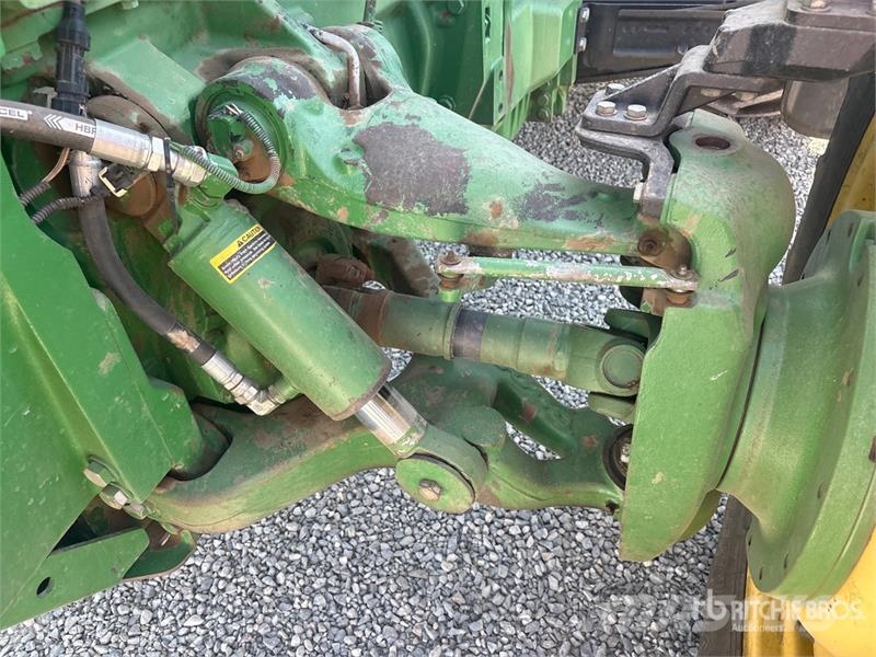 John Deere 8235R トラクター