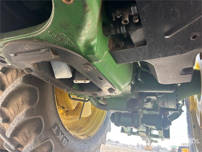 John Deere 8235R トラクター