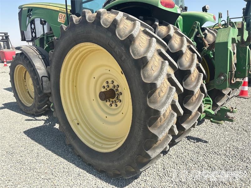 John Deere 8235R トラクター