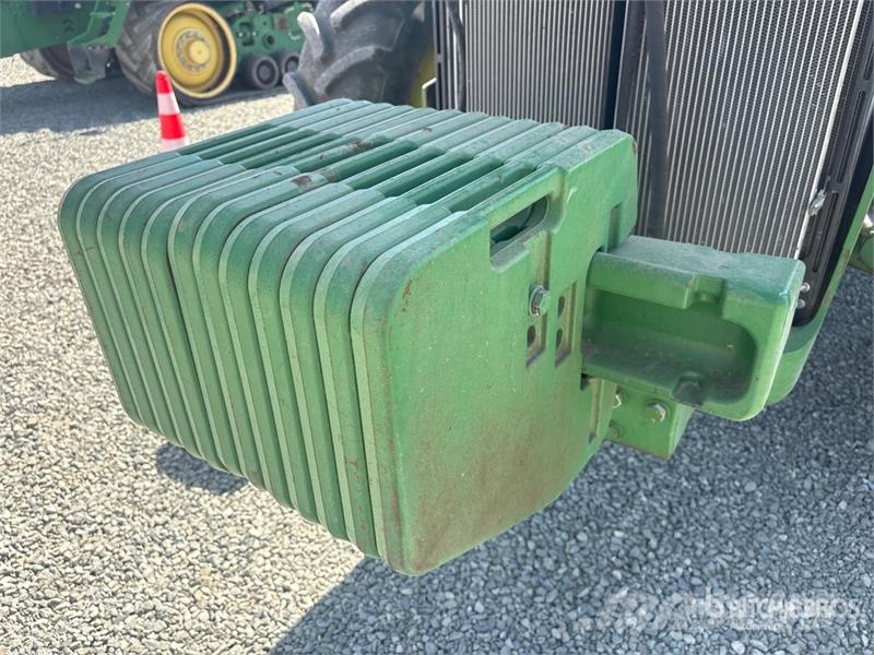 John Deere 8235R トラクター