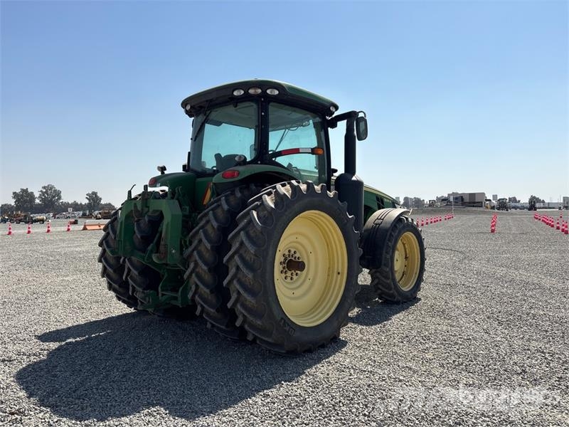 John Deere 8235R トラクター
