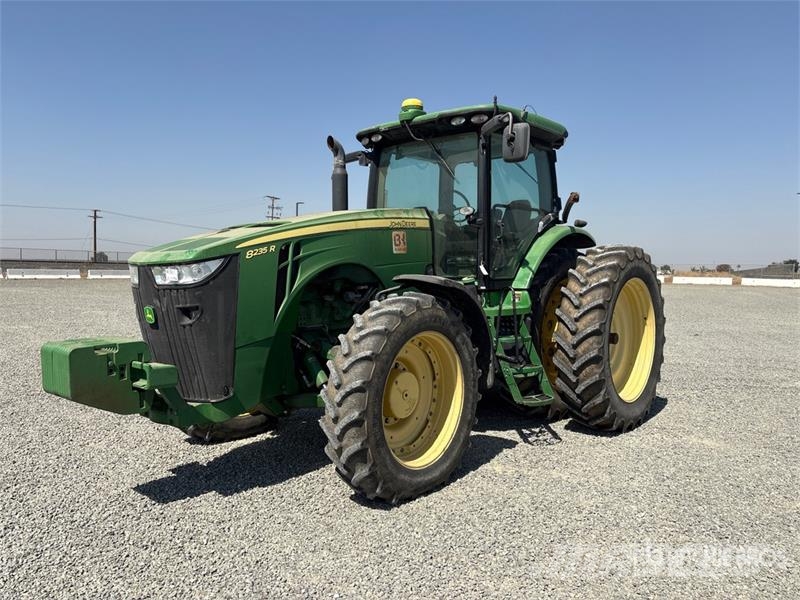John Deere 8235R トラクター