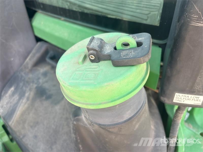 John Deere 8235R トラクター