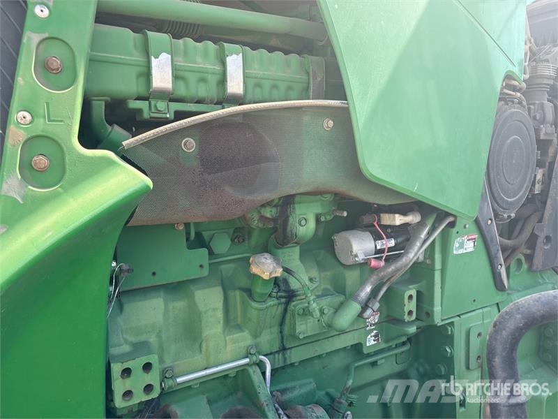 John Deere 8235R トラクター