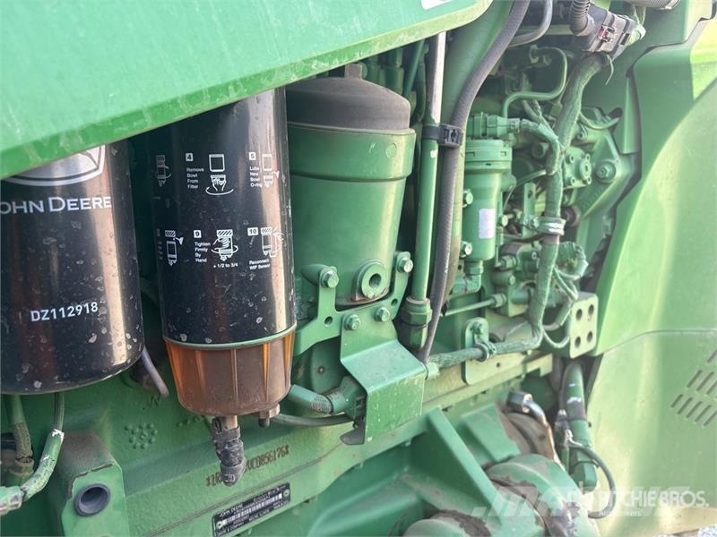 John Deere 8235R トラクター