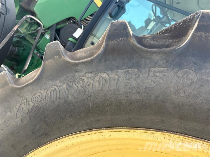 John Deere 8235R トラクター