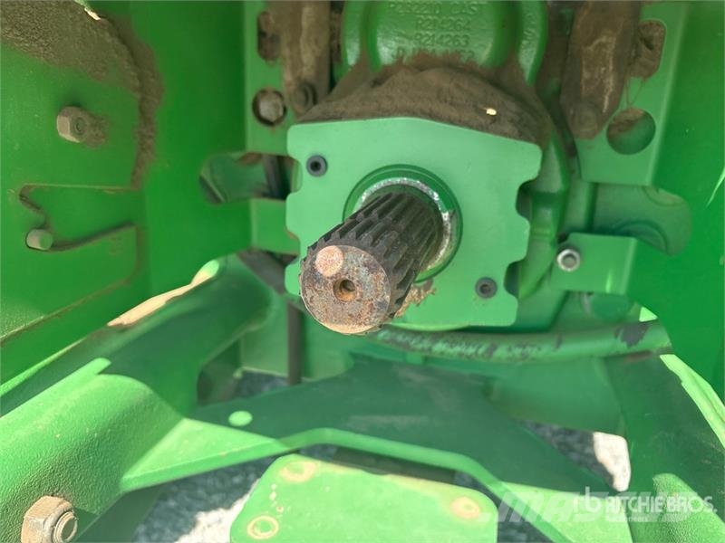 John Deere 8235R トラクター