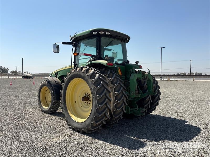 John Deere 8235R トラクター