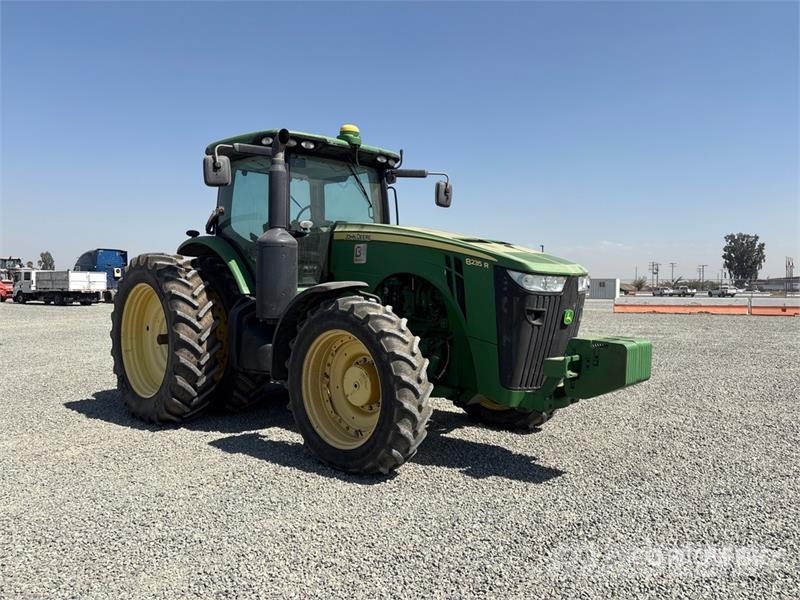 John Deere 8235R トラクター