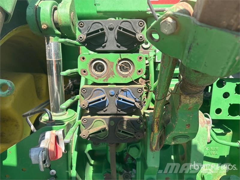 John Deere 8235R トラクター