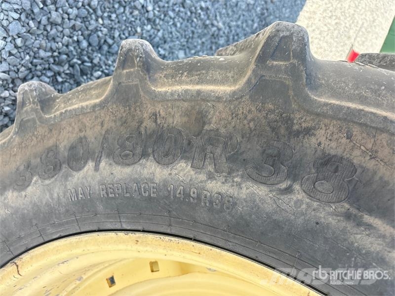 John Deere 8235R トラクター