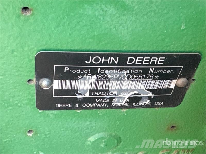 John Deere 8235R トラクター