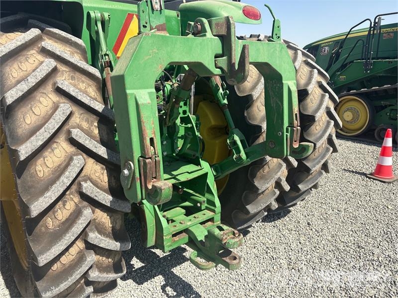 John Deere 8235R トラクター
