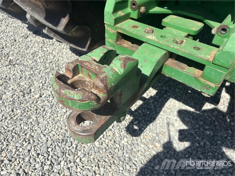 John Deere 8235R トラクター