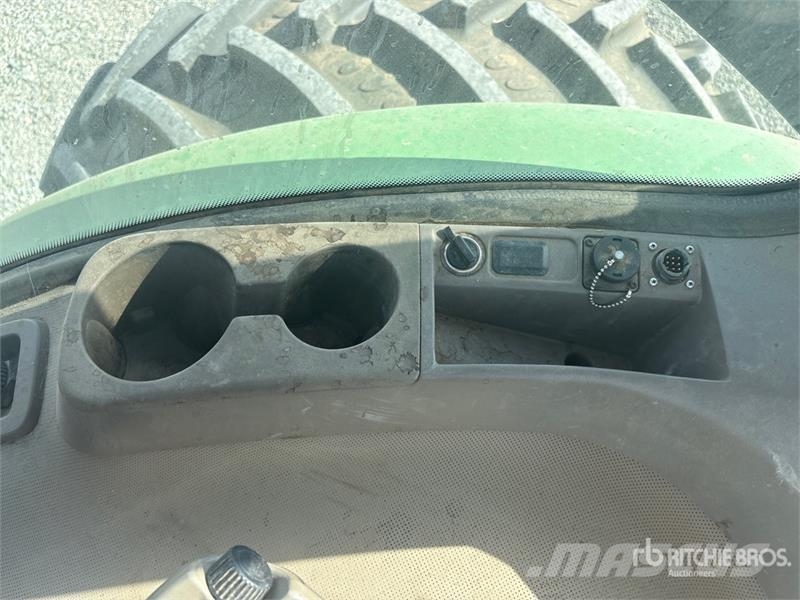 John Deere 8235R トラクター