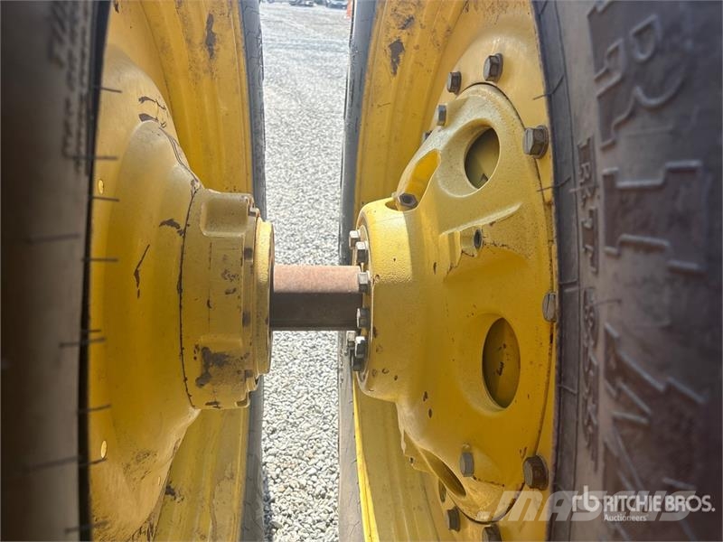 John Deere 8235R トラクター