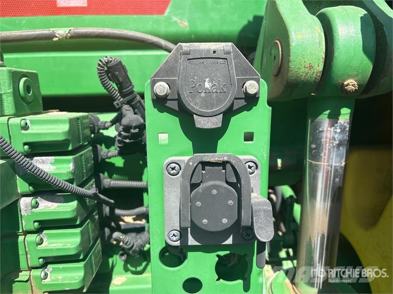 John Deere 8235R トラクター