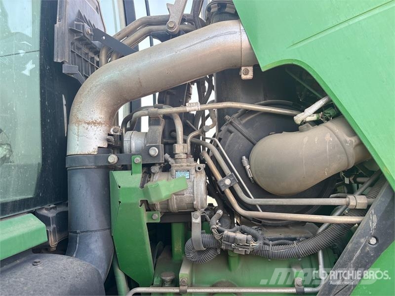 John Deere 8235R トラクター