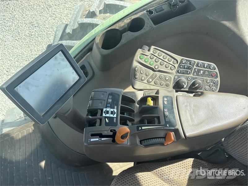 John Deere 8235R トラクター