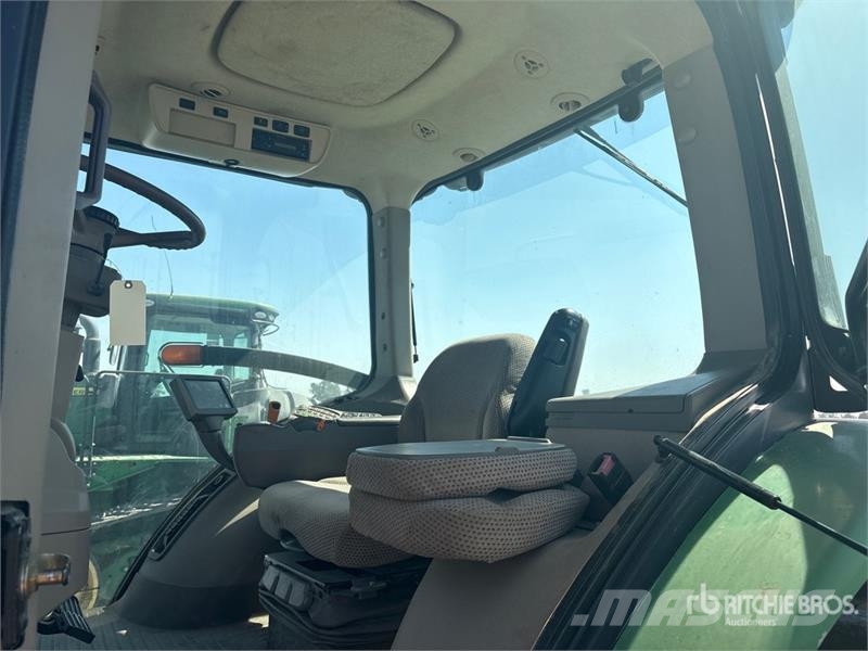 John Deere 8235R トラクター