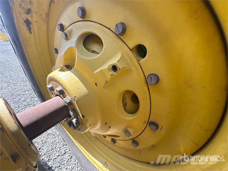 John Deere 8235R トラクター