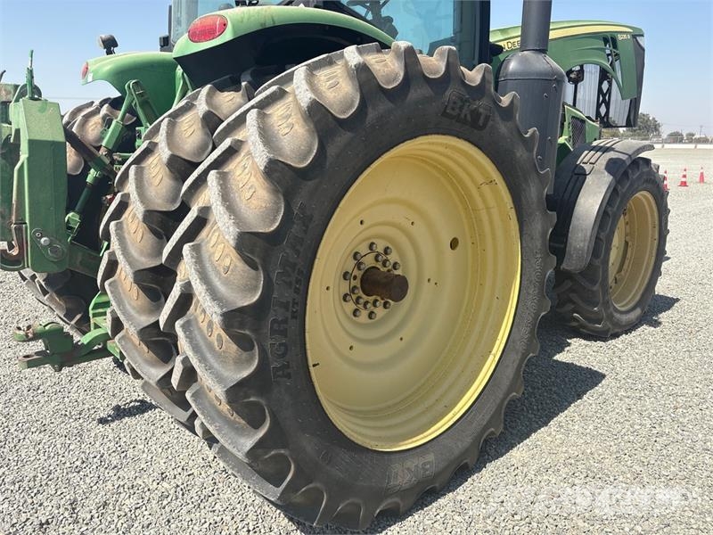 John Deere 8235R トラクター