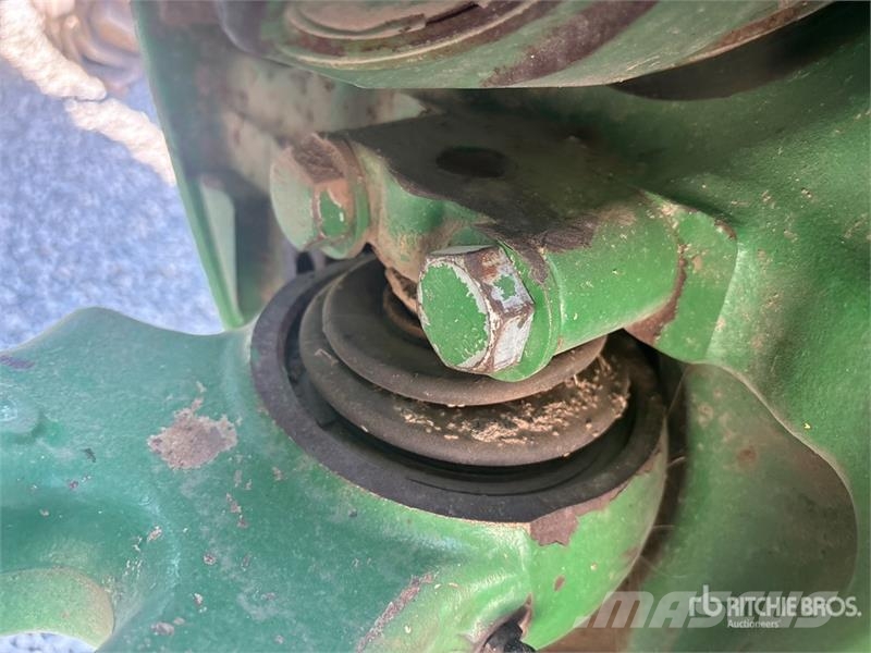 John Deere 8235R トラクター