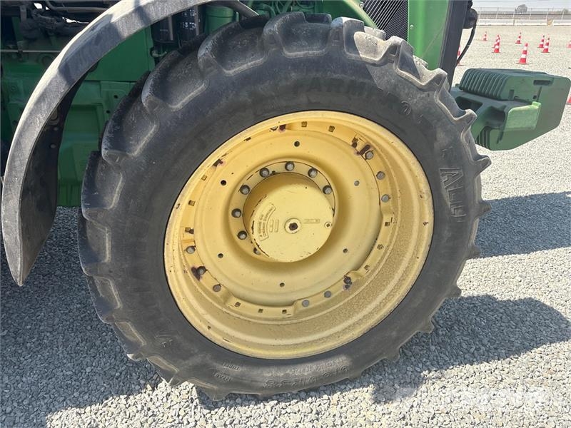 John Deere 8235R トラクター