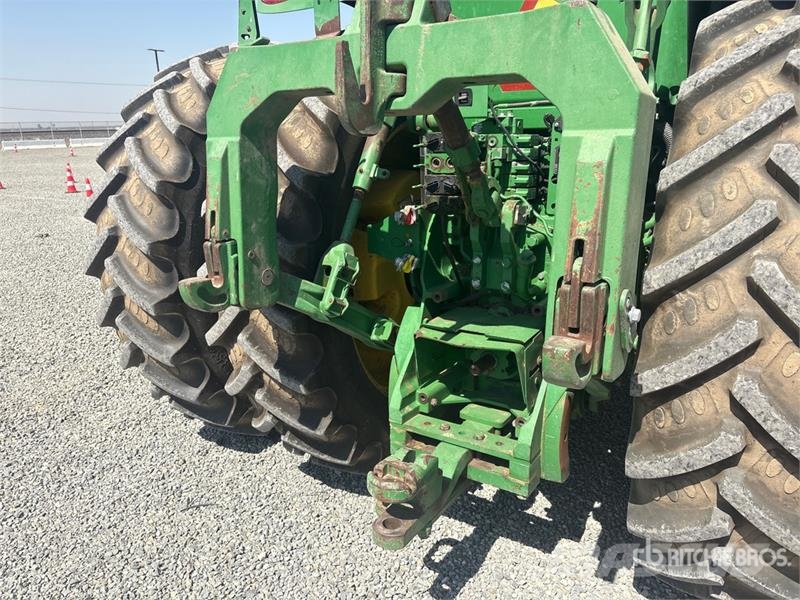 John Deere 8235R トラクター