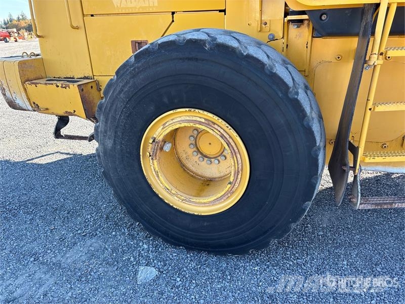John Deere 824J Gumikerekes homlokrakodók