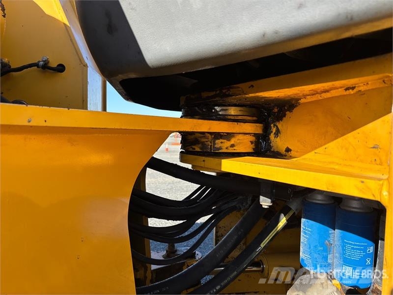 John Deere 824J Gumikerekes homlokrakodók