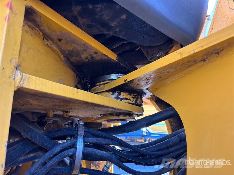 John Deere 824J Gumikerekes homlokrakodók