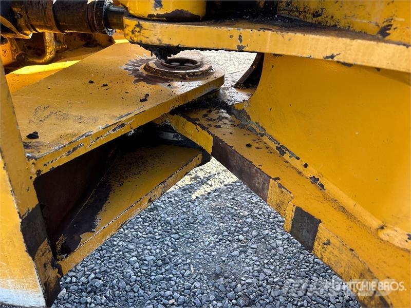 John Deere 824J Gumikerekes homlokrakodók