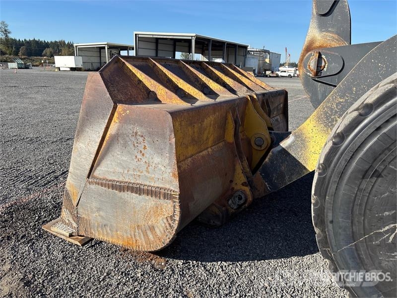 John Deere 824J Gumikerekes homlokrakodók