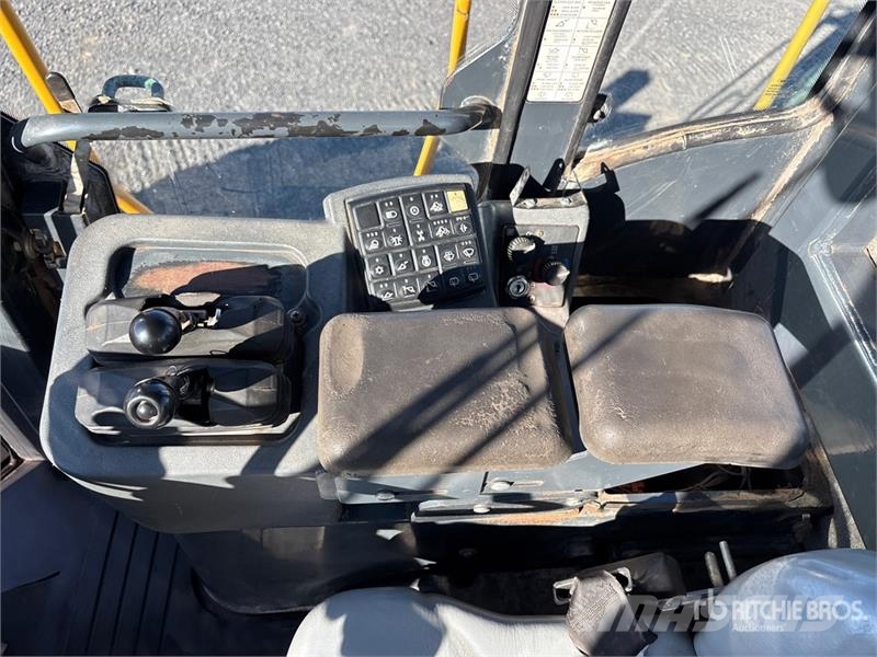 John Deere 824J Gumikerekes homlokrakodók
