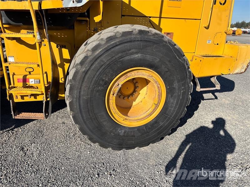 John Deere 824J Gumikerekes homlokrakodók