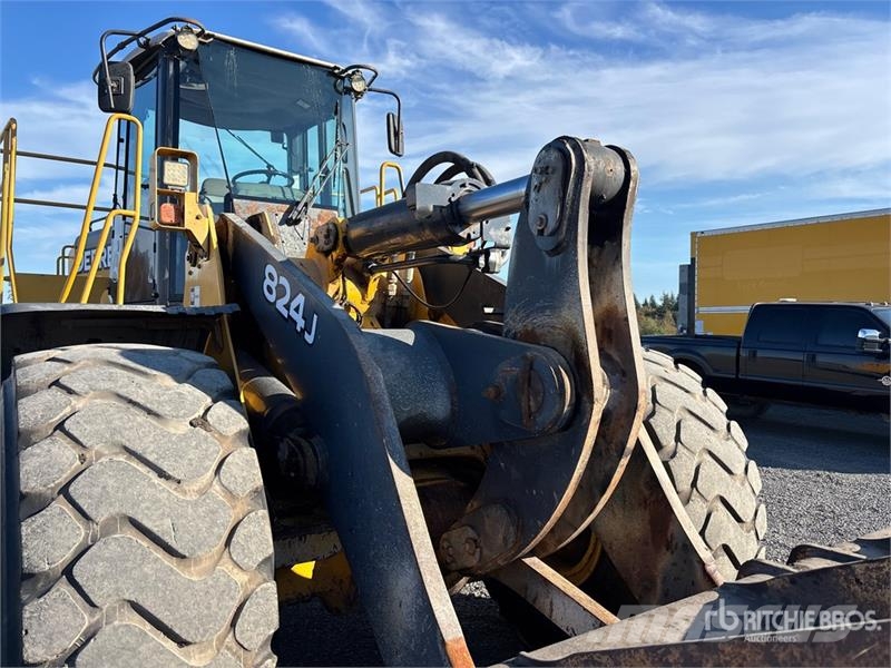 John Deere 824J Gumikerekes homlokrakodók