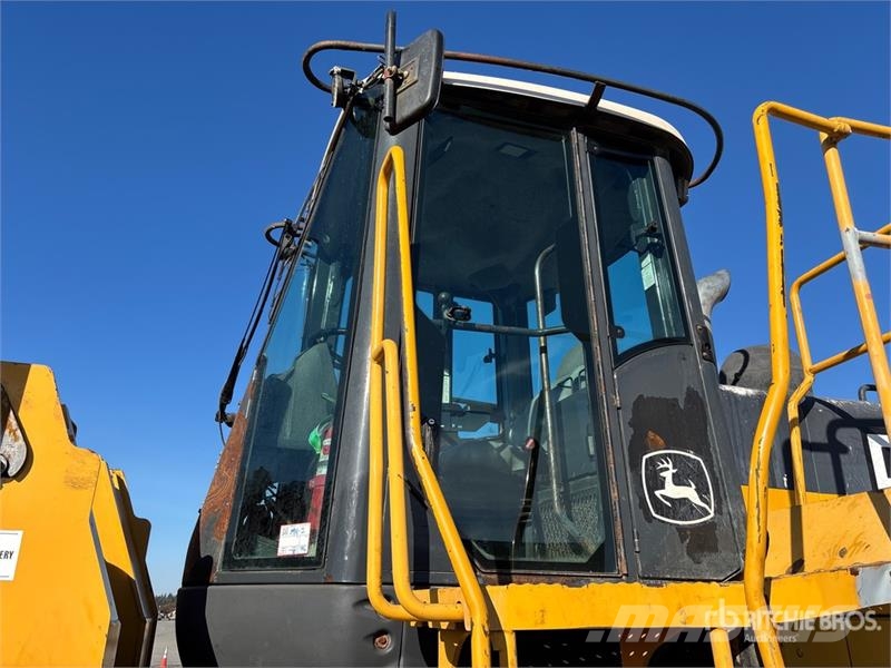 John Deere 824J Gumikerekes homlokrakodók