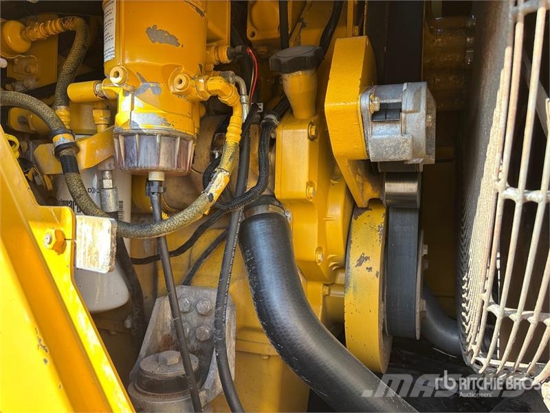John Deere 824J Gumikerekes homlokrakodók