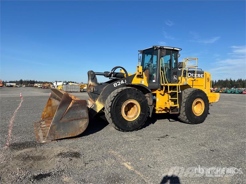 John Deere 824J Gumikerekes homlokrakodók