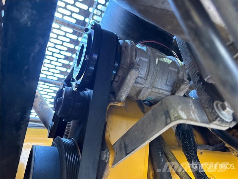 John Deere 824J Gumikerekes homlokrakodók