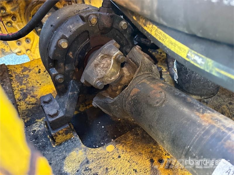 John Deere 824J Gumikerekes homlokrakodók
