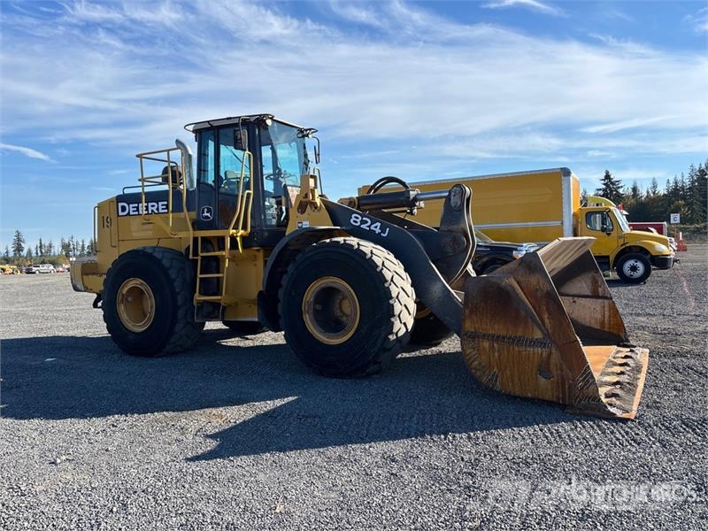 John Deere 824J Gumikerekes homlokrakodók