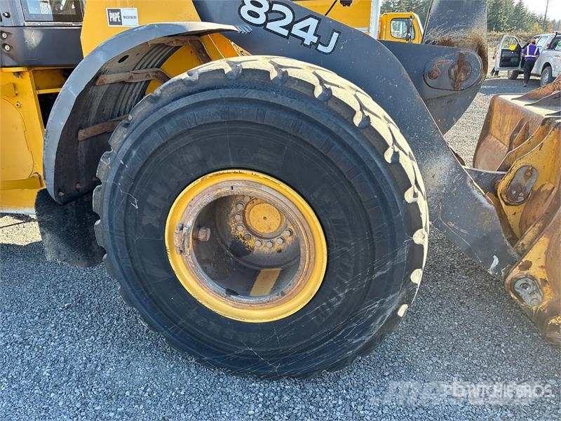 John Deere 824J Gumikerekes homlokrakodók