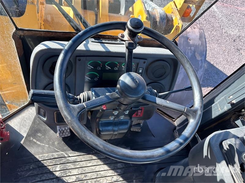 John Deere 824J Gumikerekes homlokrakodók