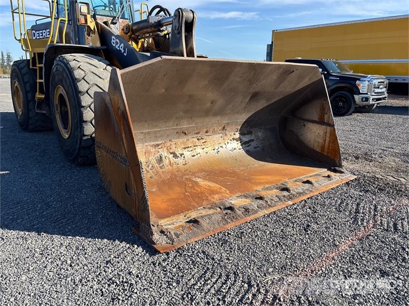 John Deere 824J Gumikerekes homlokrakodók