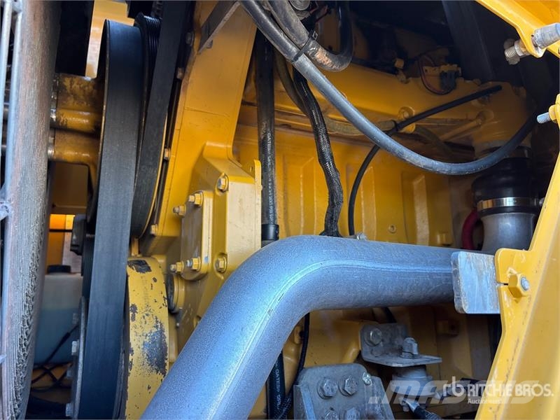 John Deere 824J Gumikerekes homlokrakodók