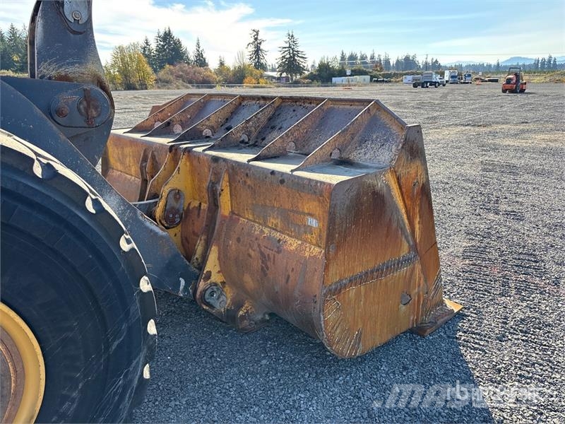 John Deere 824J Gumikerekes homlokrakodók