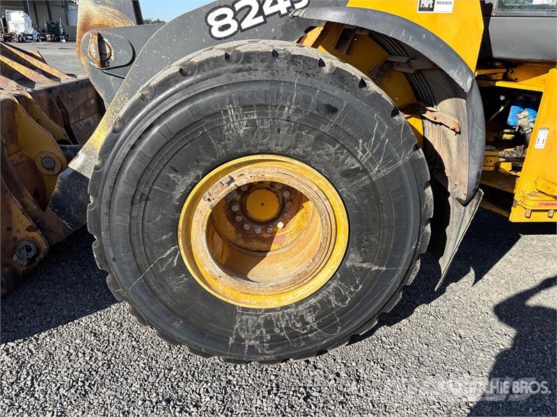 John Deere 824J Gumikerekes homlokrakodók