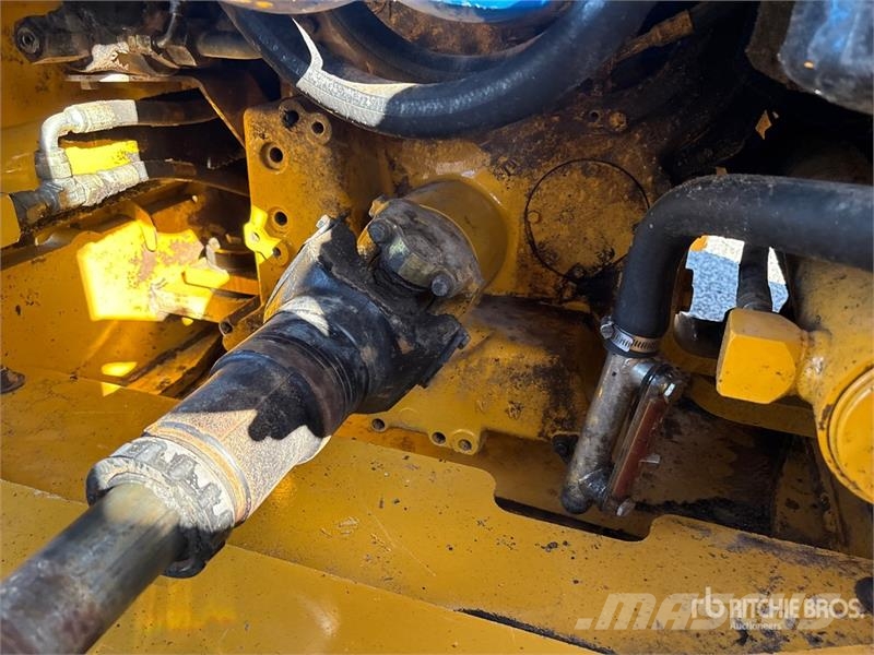 John Deere 824J Gumikerekes homlokrakodók